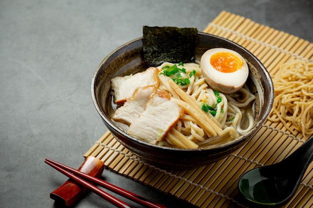 Heerlijke ramen op een donkere ondergrond