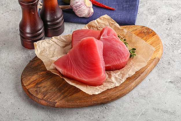 Heerlijke rauwe tonijnsteak voor het koken