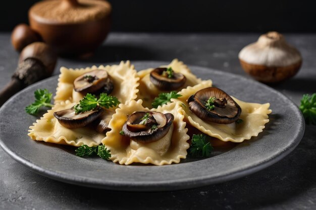 Heerlijke ravioli met paddenstoelen geserveerd op een grijze tafel close-up