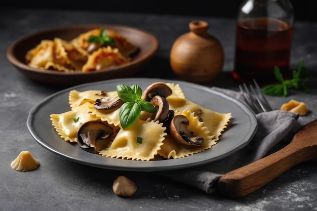 Heerlijke ravioli met paddenstoelen geserveerd op een grijze tafel close-up