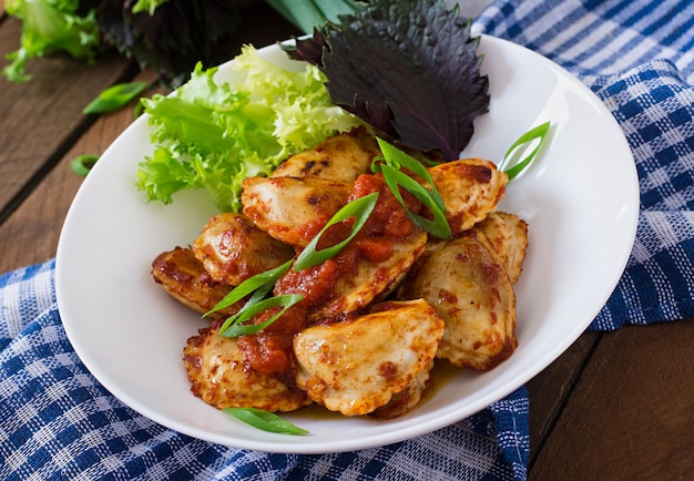 Heerlijke ravioli met tomatensaus en groene uien