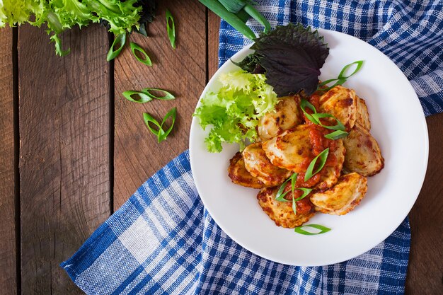 Heerlijke ravioli met tomatensaus en groene uien