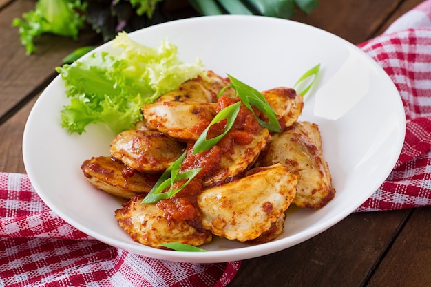 Heerlijke ravioli met tomatensaus en groene uien