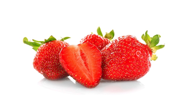 Heerlijke rijpe aardbeien op een witte achtergrond