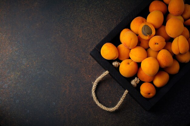 Heerlijke rijpe abrikozen op een houten standaard