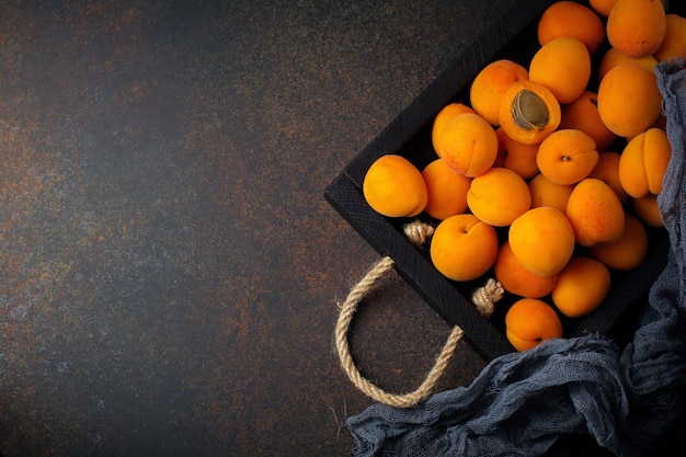 Heerlijke rijpe abrikozen op een houten standaard