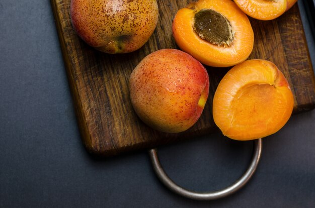 Heerlijke rijpe abrikozen op houten snijplank