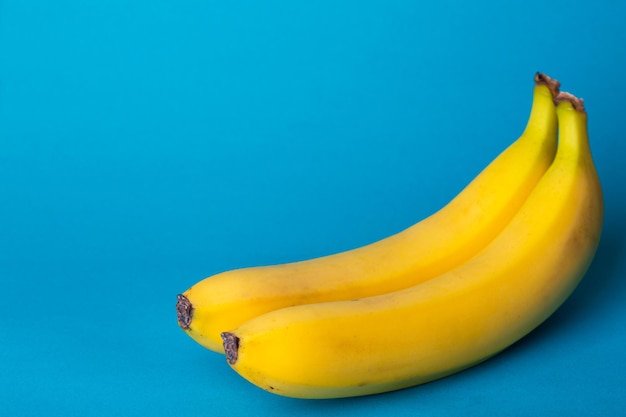 Heerlijke rijpe bananen op een blauwe achtergrond