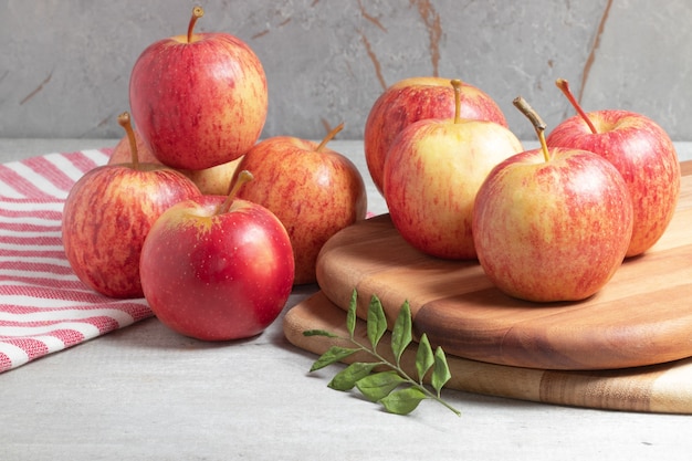 Heerlijke rijpe rode appels verspreid op tafel.