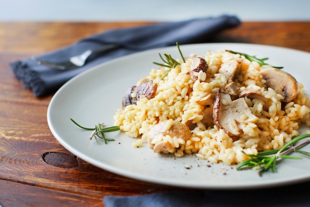 Heerlijke rijst met champignons en groene rozemarijn, risotto