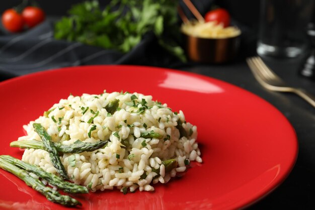 Heerlijke risotto met asperges in close-up op het bord