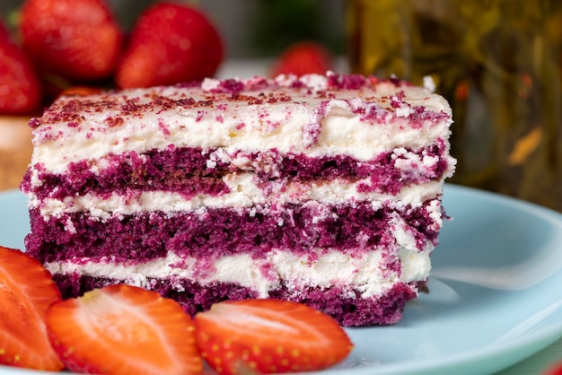 heerlijke rode cake met aardbeiensmaak een stuk gesneden rode cake met de smaak van rijpe aardbeien