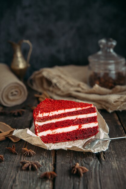 Heerlijke rode fluwelen cake op een houten tafel