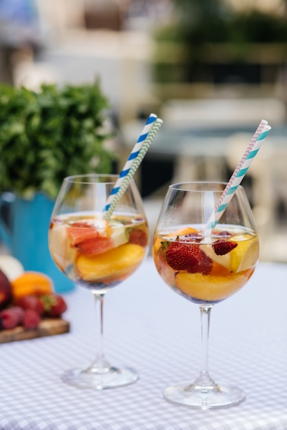 Heerlijke rode Sangria met fruit op tafel