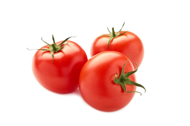 Heerlijke rode tomaten geïsoleerd op een witte achtergrond