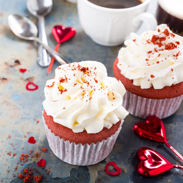 Heerlijke rood fluweel cupcakes op roestige oude metalen oppervlak. Valentijnsdag eten