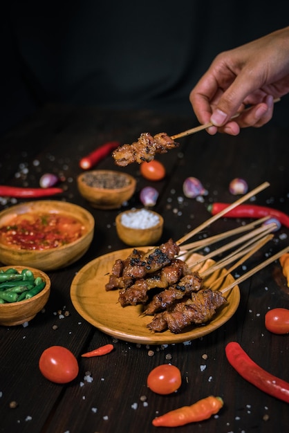 Foto heerlijke rook satay met traditioneel drankje