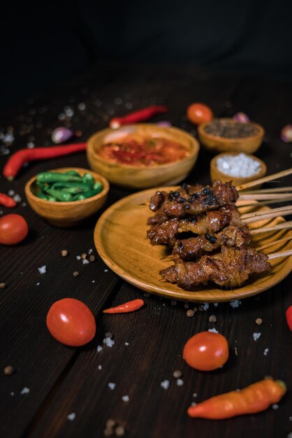 Foto heerlijke rook satay met traditioneel drankje