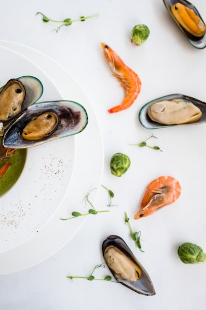 Heerlijke roomsoep gastronomisch restaurant zeevruchten concept. goede voeding. luxe levensstijl.