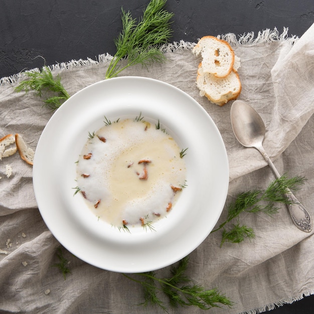 Heerlijke roomsoep met honingzwam van dichtbij. Gastronomische maaltijd met champignons, restaurant serveren, bovenaanzicht