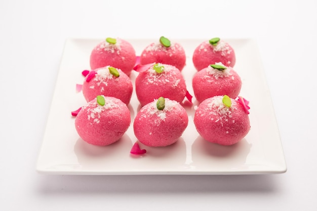 Heerlijke roze Chumchum of rozensmaak cham cham of Rasgulla of Rasagola Rosogola Rosogolla