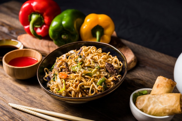 Foto heerlijke rundvlees teriyaki met udon noedels en sesamzaad garnituur op houten bureau