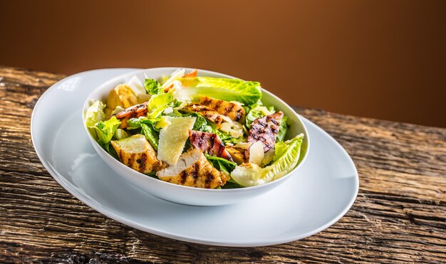 Heerlijke salade caesar met gegrilde kipfilet croutons eieren spek en Parmezaanse kaas