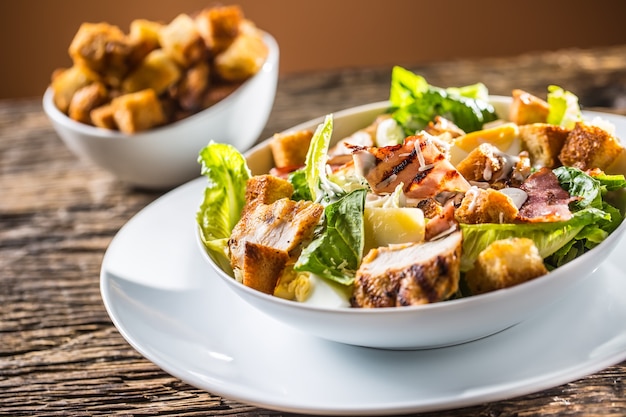 Heerlijke salade caesar met gegrilde kipfilet croutons eieren spek en Parmezaanse kaas