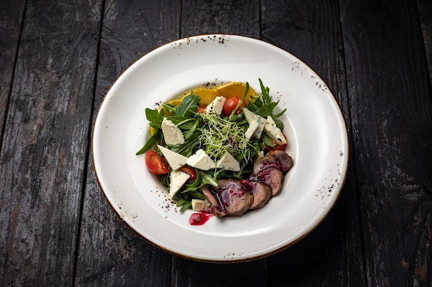 heerlijke salade in een bord op een donkere tafel