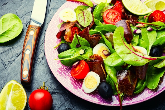 Heerlijke salade met groenten, kruiden en ham