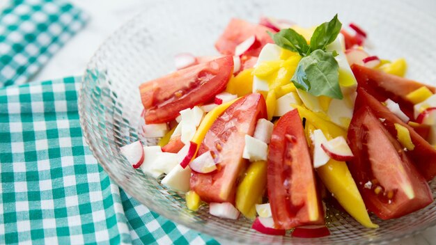 Heerlijke salade met mango en tomaten