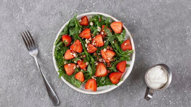 Heerlijke salade van rucola en aardbeien