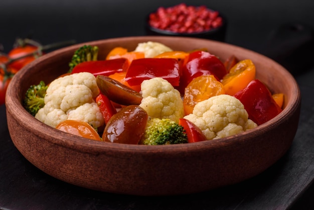 Heerlijke salade van verse kerstomaatjes, paprika, broccoli en bloemkool