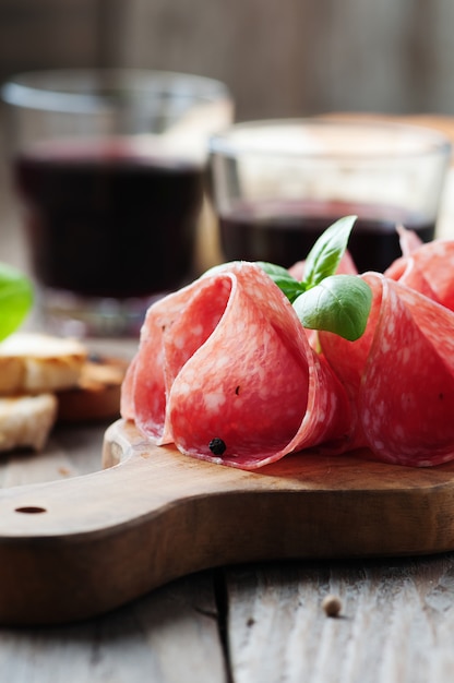 Heerlijke salami met basilicum en wijn