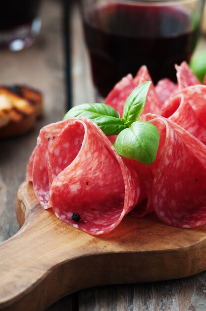 Heerlijke salami met basilicum en wijn