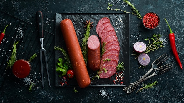 Heerlijke salamiworst met kruiden en rozemarijn Bovenaanzicht Vrije ruimte voor tekst