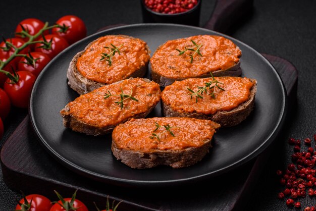 Heerlijke sandwich bestaande uit toast rode saus met zoute specerijen en kruiden op een donkere betonnen achtergrond