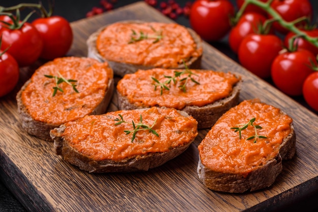 Heerlijke sandwich bestaande uit toast rode saus met zoute specerijen en kruiden op een donkere betonnen achtergrond