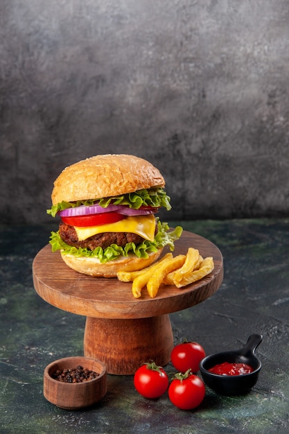 Heerlijke sandwich frietjes op houten snijplank tomaten ketchup peper op donkere mix kleur oppervlak