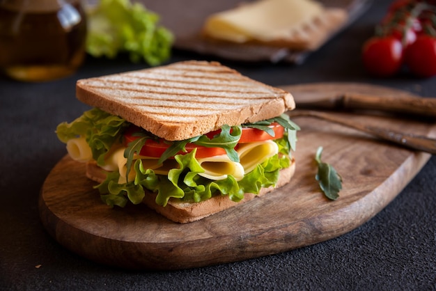 Heerlijke sandwich met geroosterd brood, sla, kaas en tomaten Gezonde zelfgemaakte snack