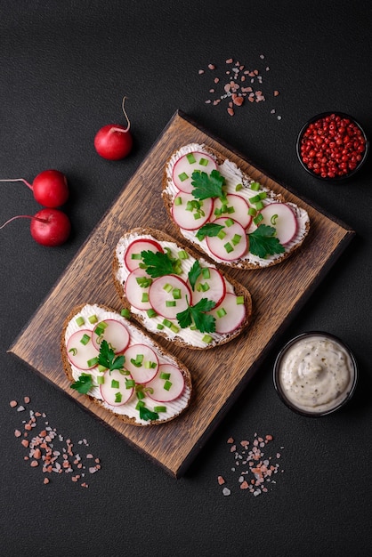 Heerlijke sandwich of bruschetta met roomkaas radijs en groene uien