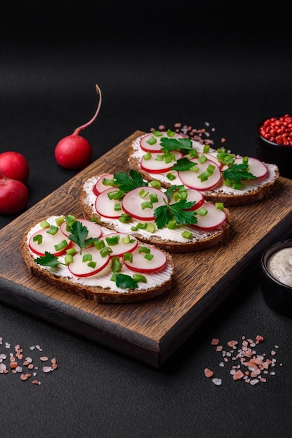 Heerlijke sandwich of bruschetta met roomkaas radijs en groene uien