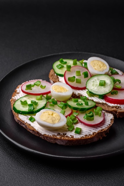 Heerlijke sandwich of bruschetta met roomkaas radijs en groene uien