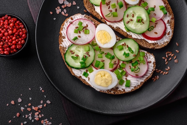 Heerlijke sandwich of bruschetta met roomkaas radijs en groene uien