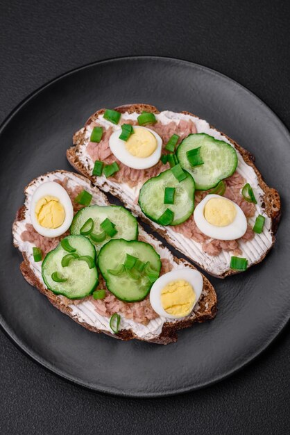 Heerlijke sandwiches bestaande uit gegrilde toast tonijnroomkaas uit blik