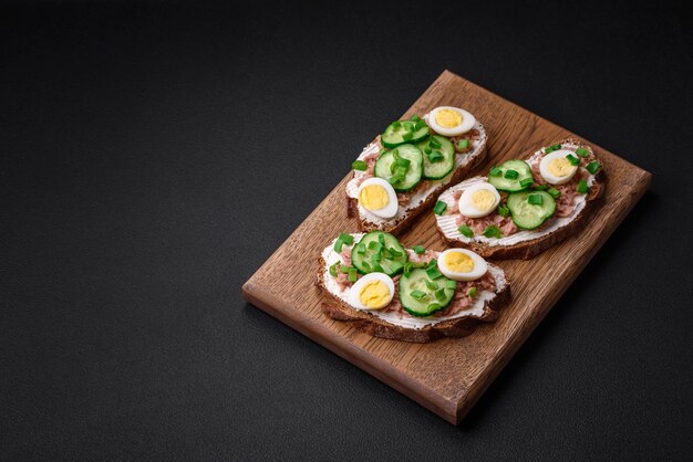 Heerlijke sandwiches bestaande uit gegrilde toast tonijnroomkaas uit blik