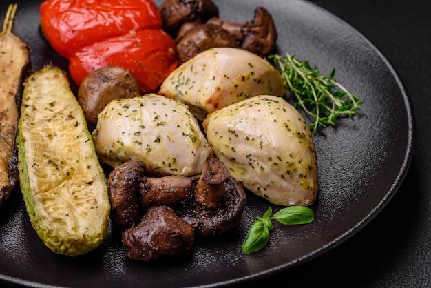 Foto heerlijke sappige gegrilde kip met zoute specerijen en kruiden met groenten