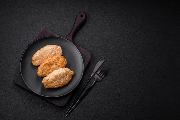 Heerlijke sappige schnitzels of gehaktballetjes van kipgehakt met zout en kruiden op een gestructureerde betonnen achtergrond