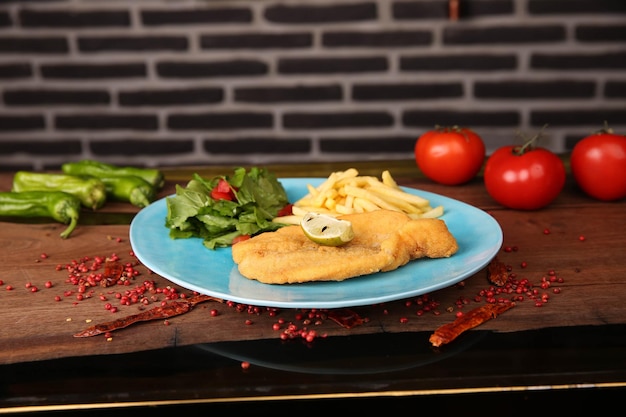 Heerlijke schnitzel geserveerd met frietjes