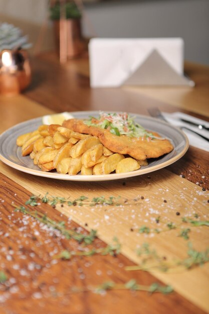 Heerlijke schnitzel geserveerd met frietjes